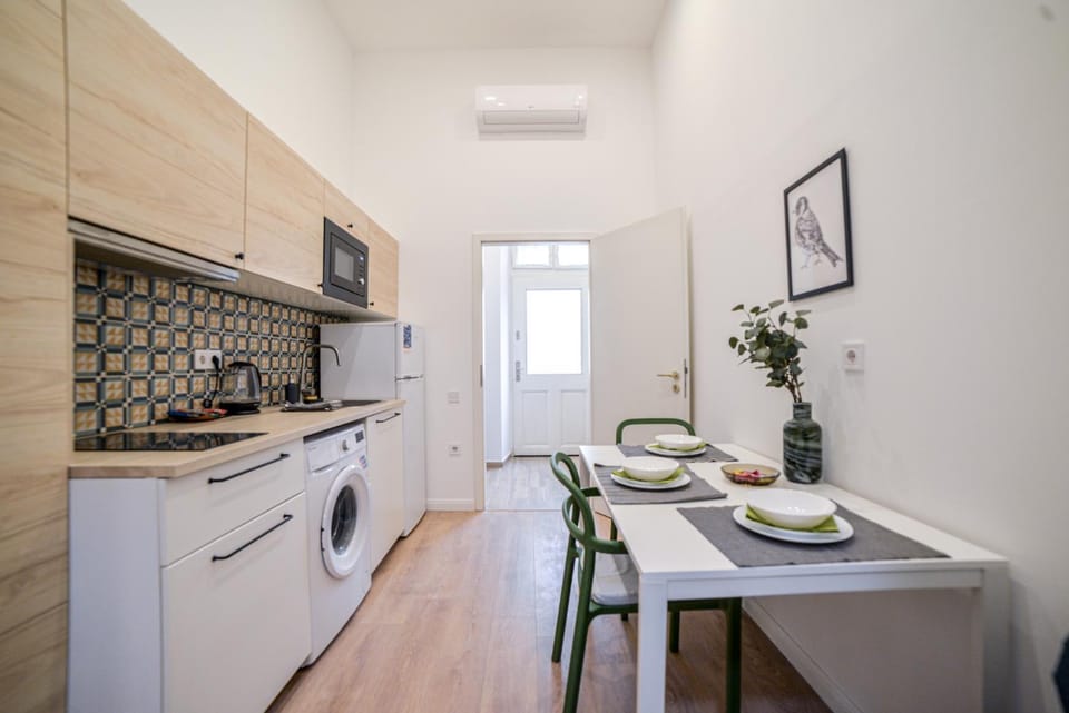 Kitchen or kitchenette, Dining area