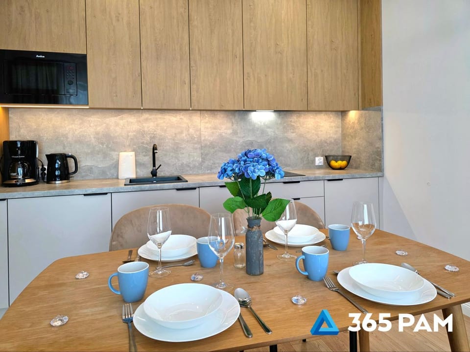 Kitchen or kitchenette, Dining area, stove