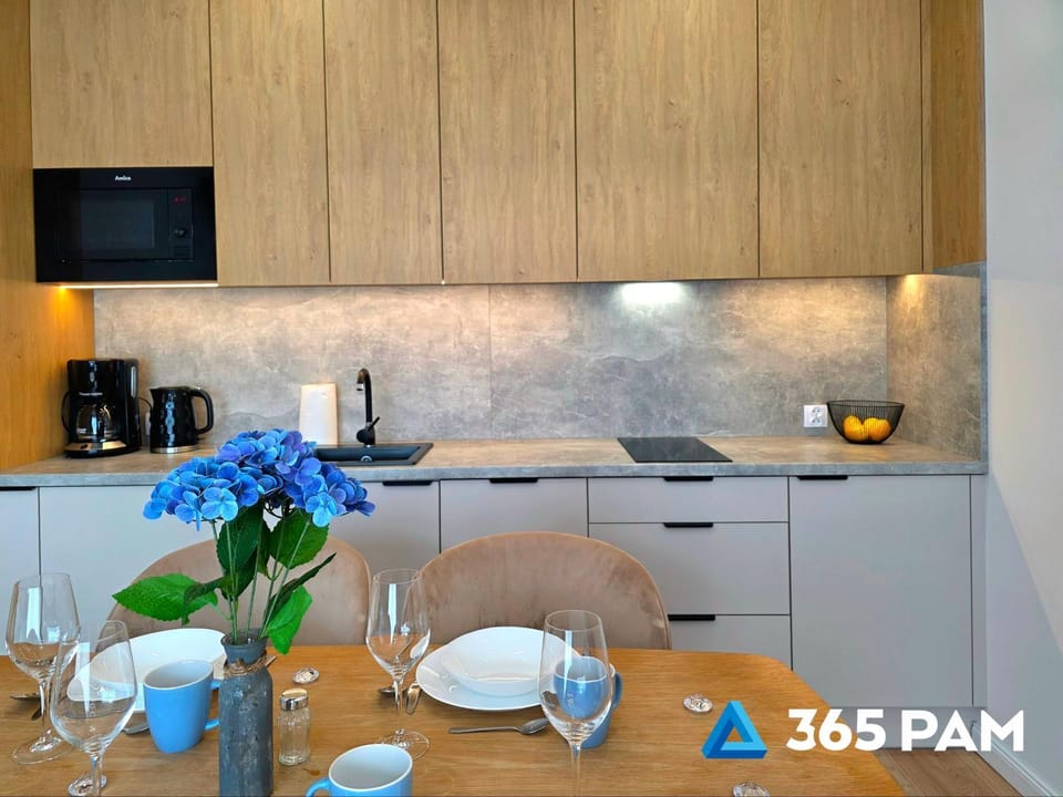 Coffee/tea facilities, Kitchen or kitchenette, Dining area, stove