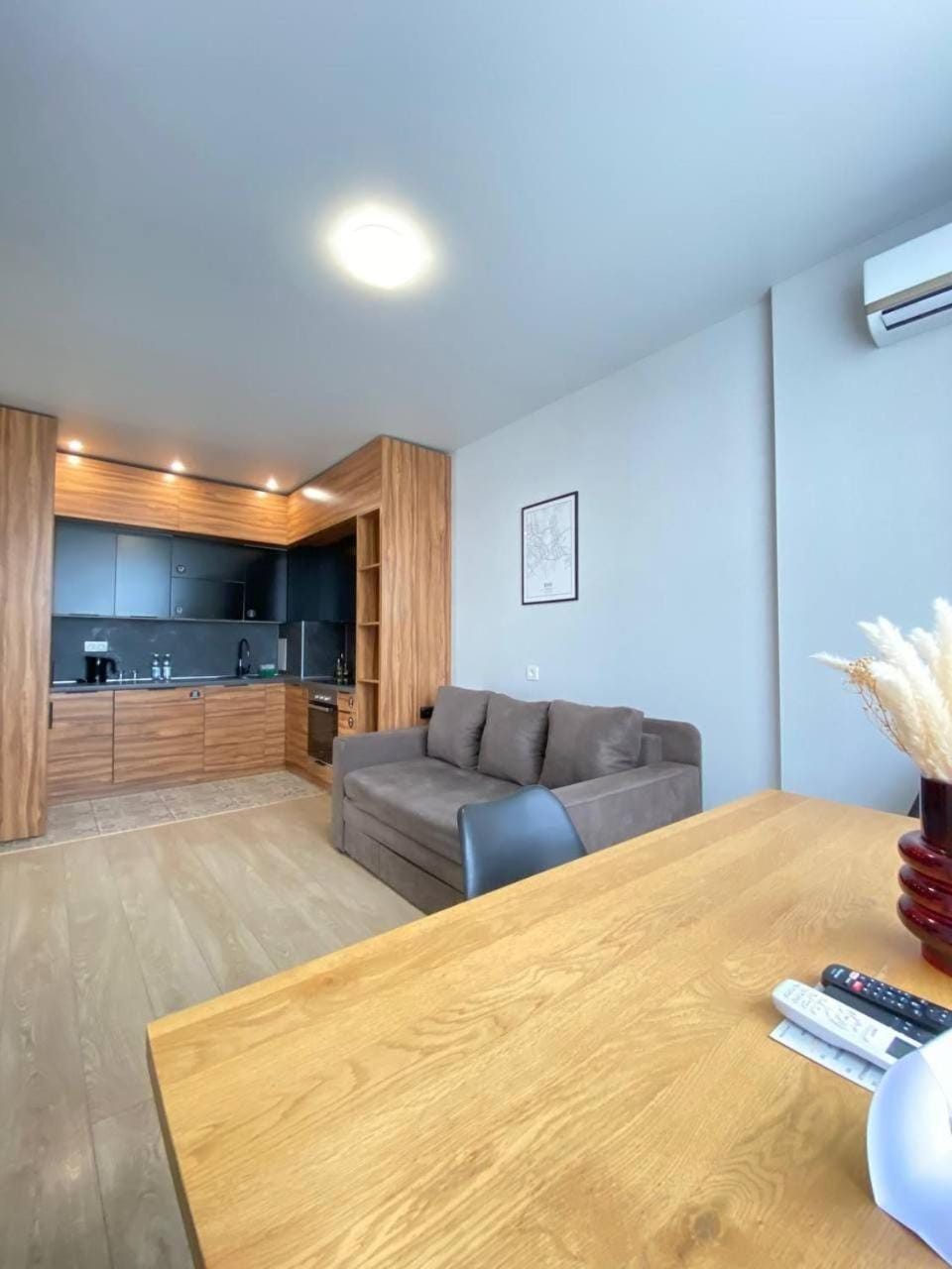 TV and multimedia, Living room, Seating area, Dining area, air conditioner