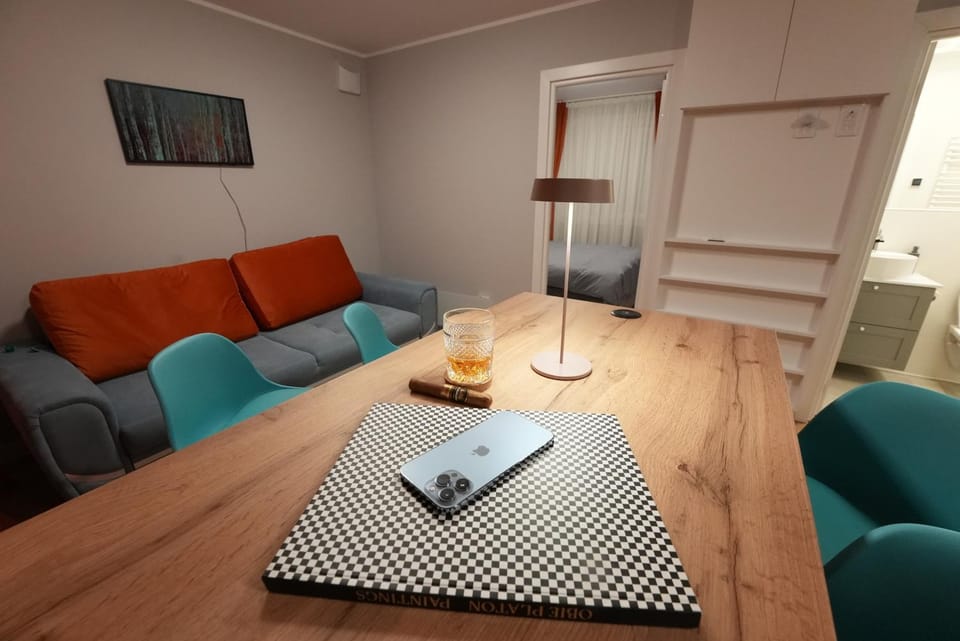 TV and multimedia, Living room, Seating area, Dining area