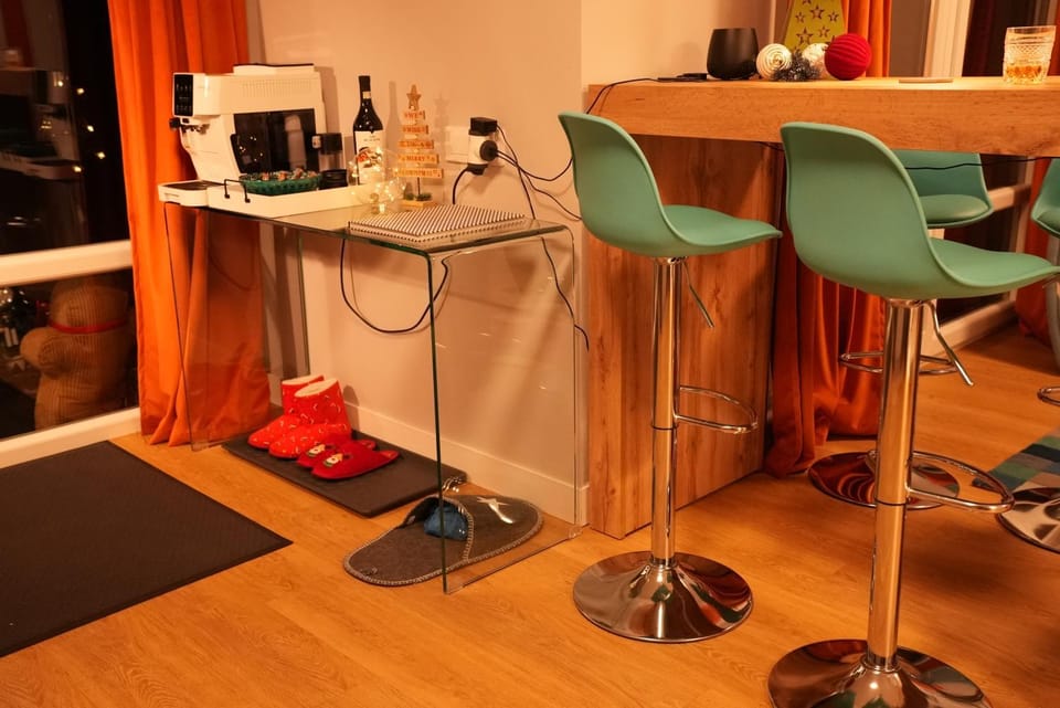 Coffee/tea facilities, Kitchen or kitchenette, Dining area, minibar
