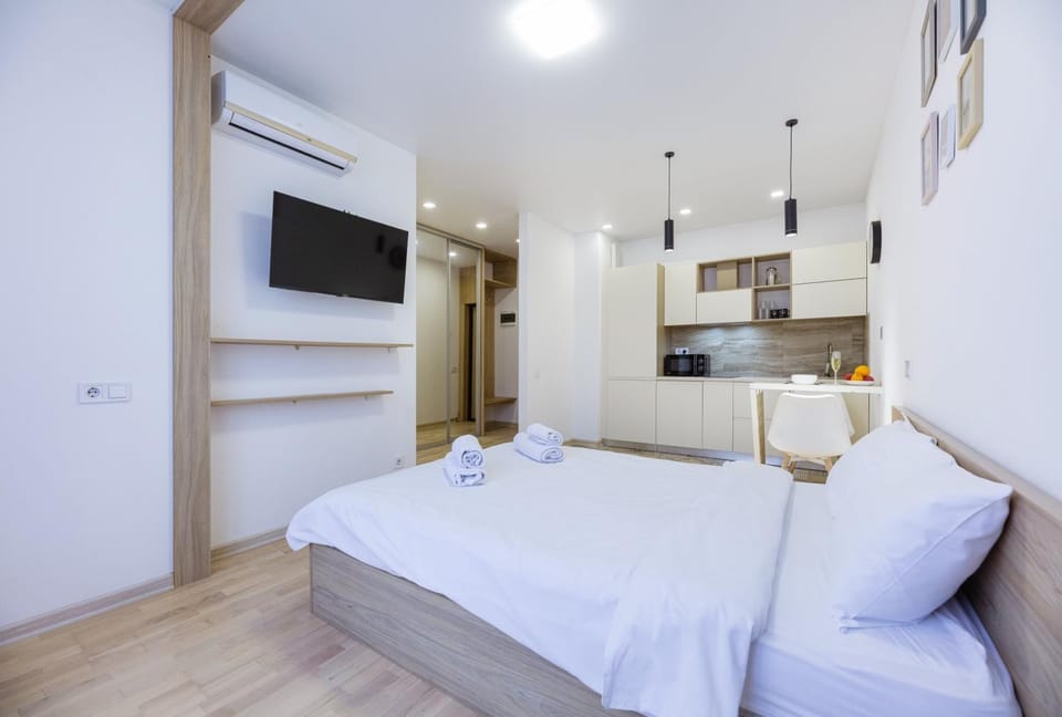 Bed, TV and multimedia, Kitchen or kitchenette, Photo of the whole room, Seating area, Dining area, towels, air conditioner