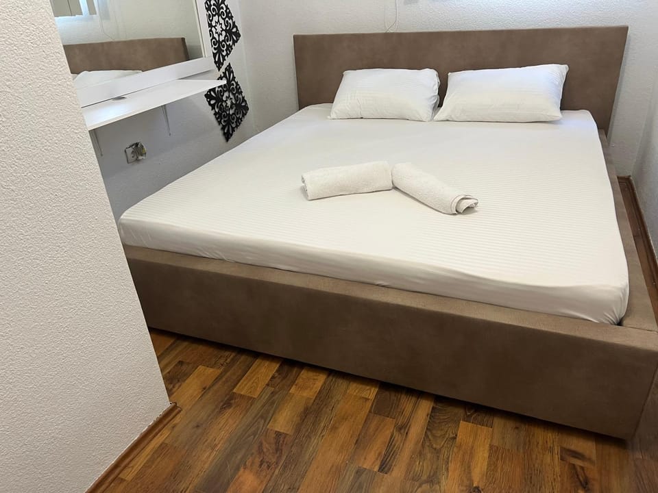 Photo of the whole room, Bedroom