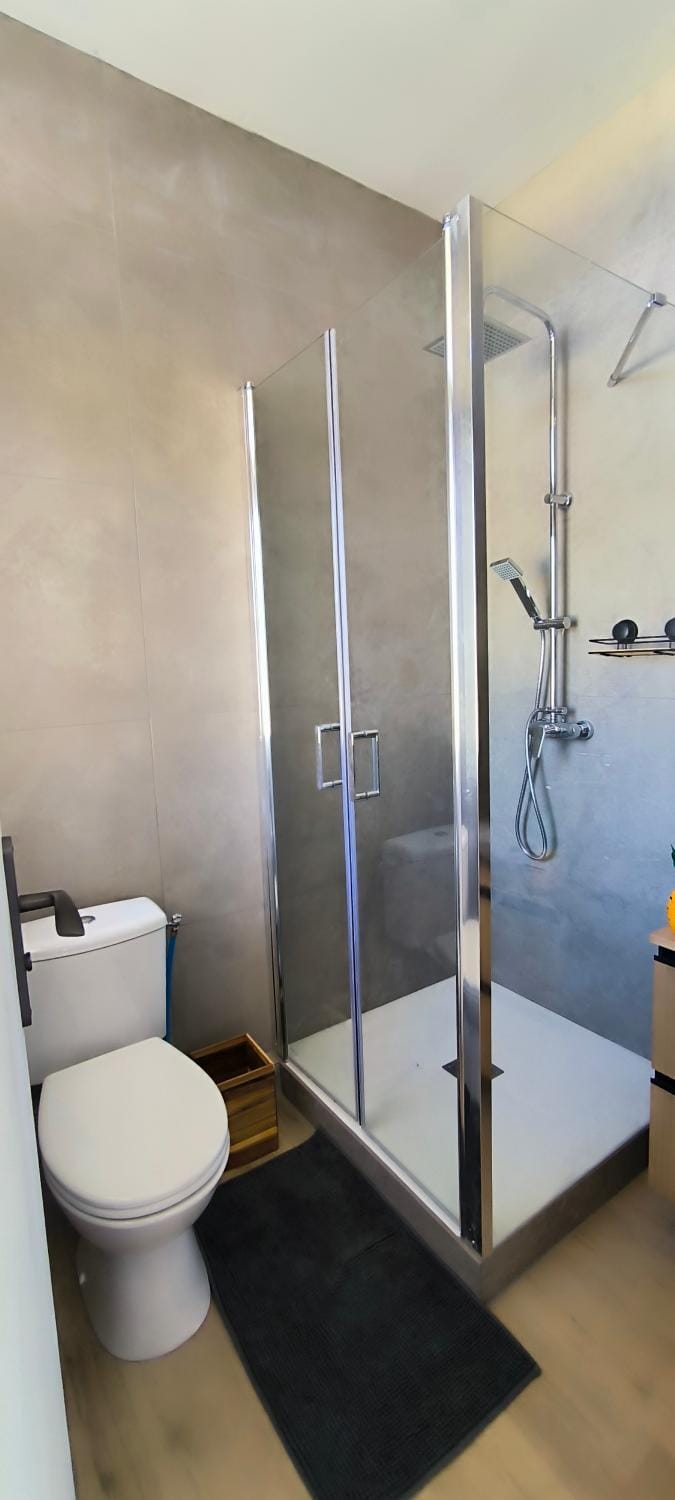 Shower, Toilet