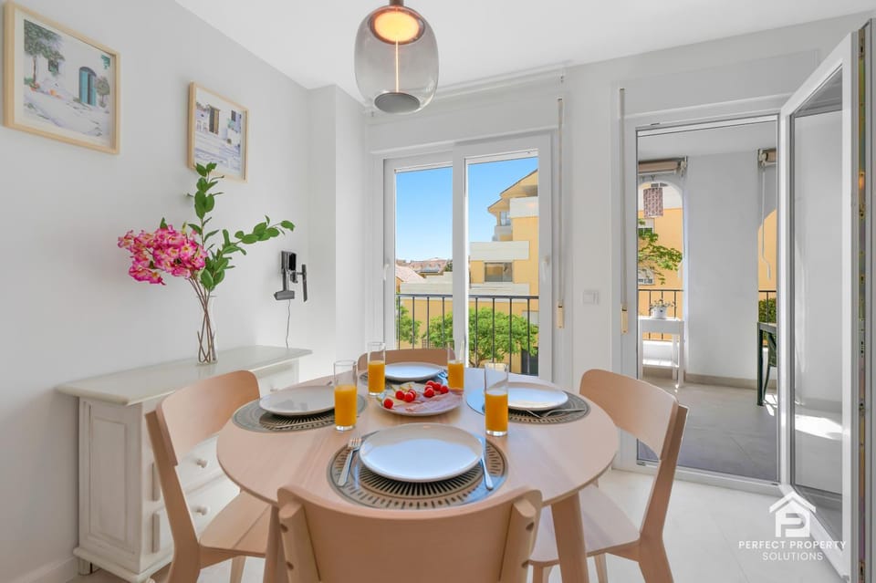 View (from property/room), Balcony/Terrace, Dining area