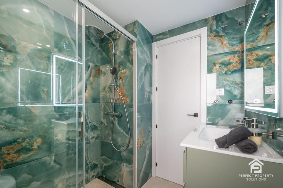 Shower, Bathroom, towels