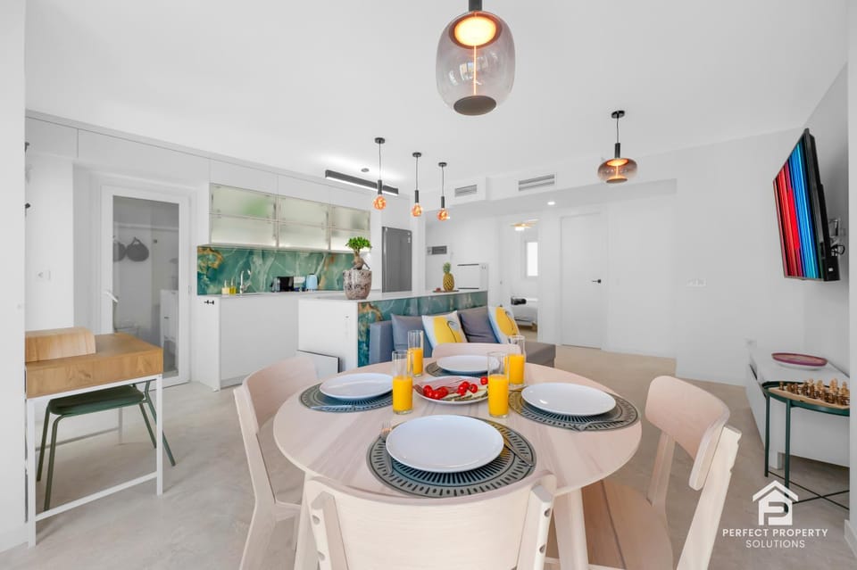 Kitchen or kitchenette, Living room, Seating area, Dining area
