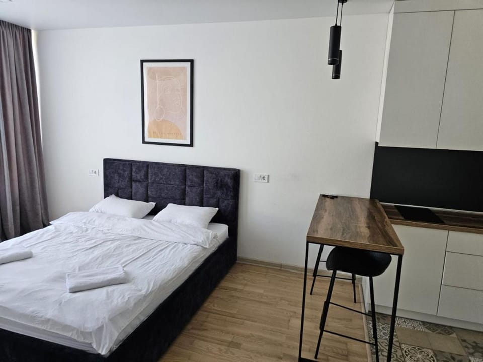 Bed, TV and multimedia, Photo of the whole room, Bedroom, towels