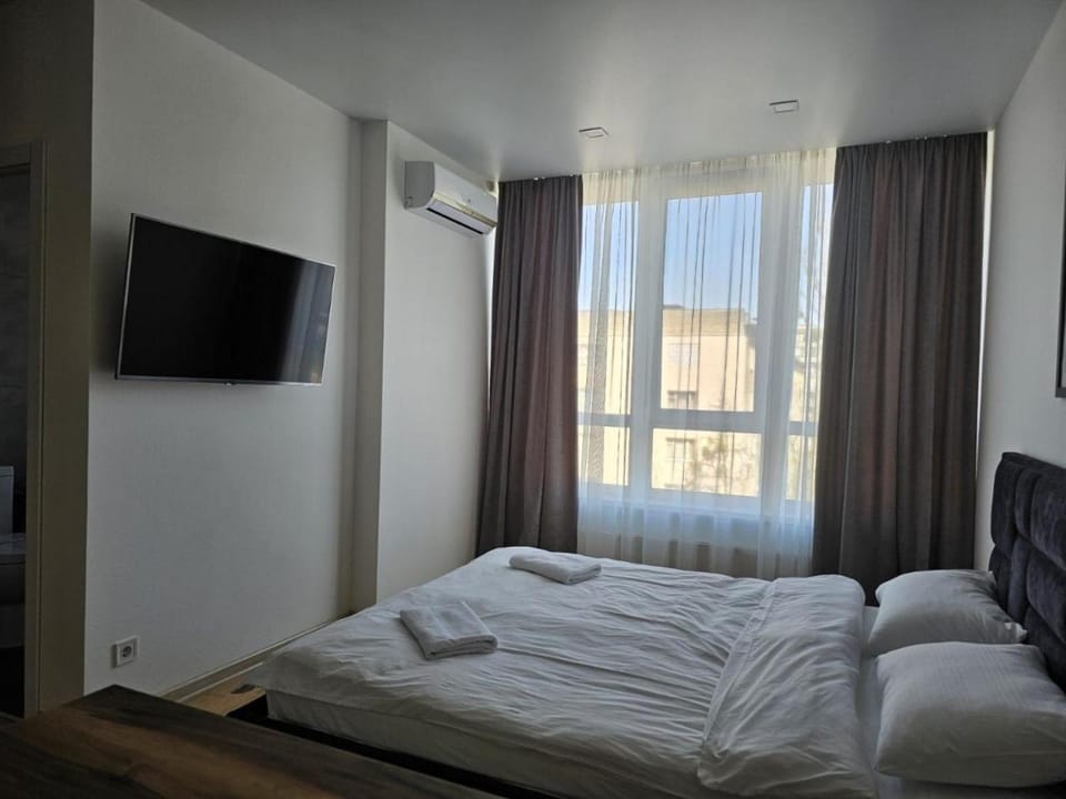 Bed, TV and multimedia, Photo of the whole room, Bedroom