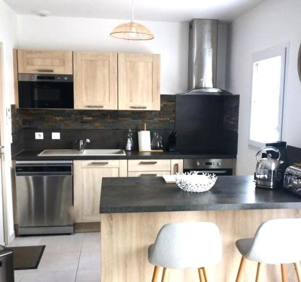 Coffee/tea facilities, Kitchen or kitchenette, Dining area, dishwasher, oven, stove, toaster