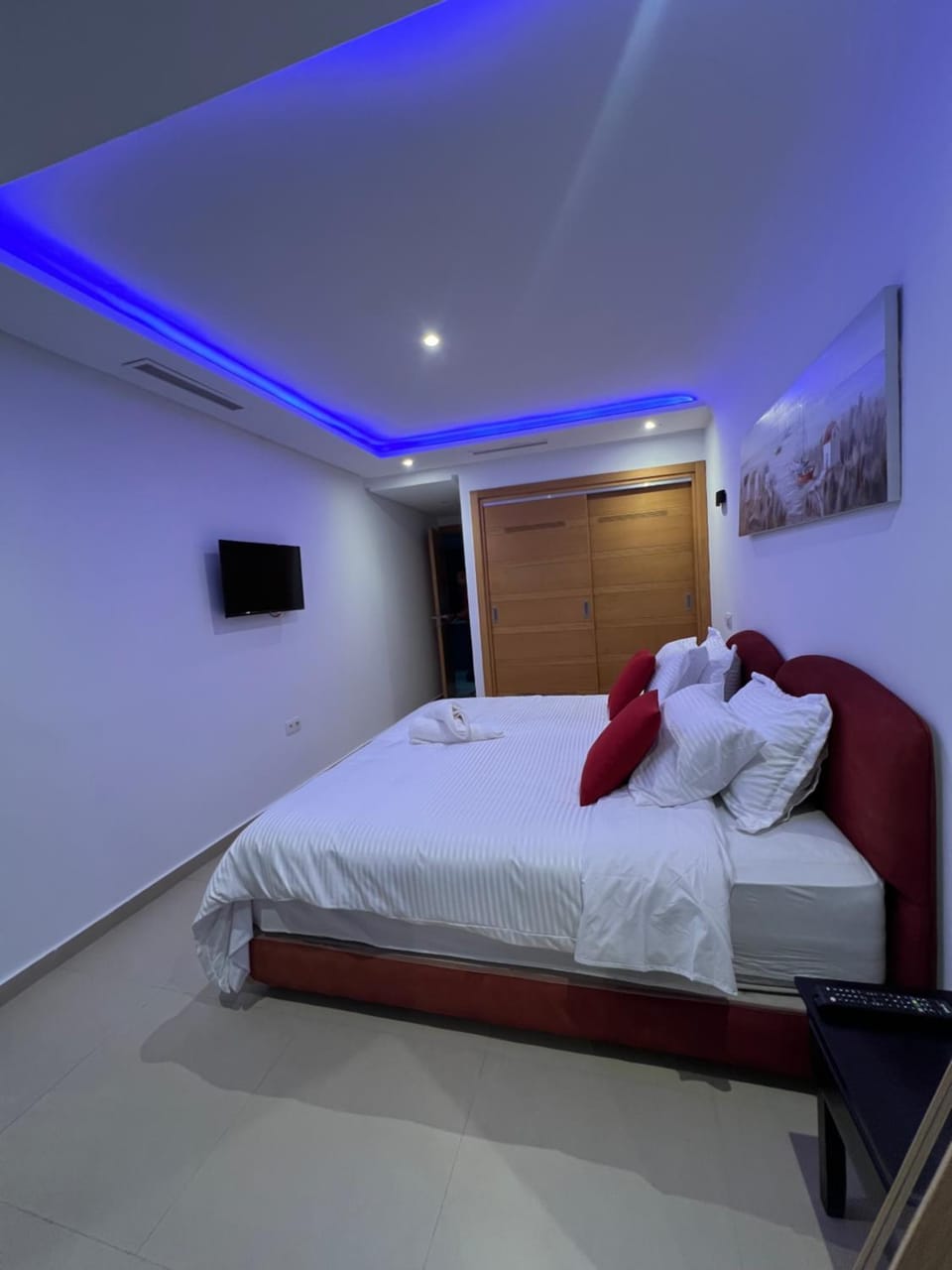 Bed, Bedroom, towels