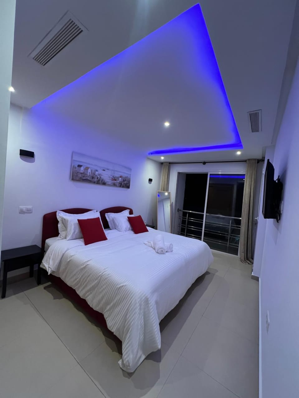 Bed, Photo of the whole room, Bedroom