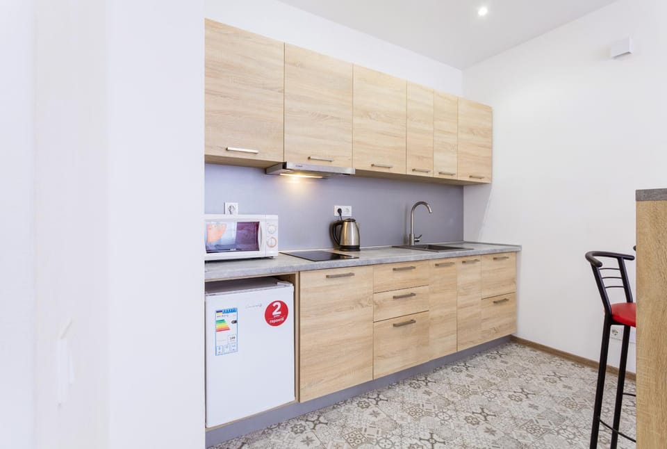 Coffee/tea facilities, Kitchen or kitchenette, stove