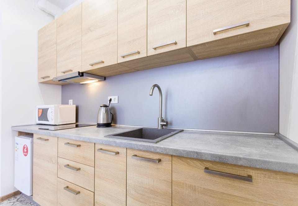 Coffee/tea facilities, Kitchen or kitchenette, stove