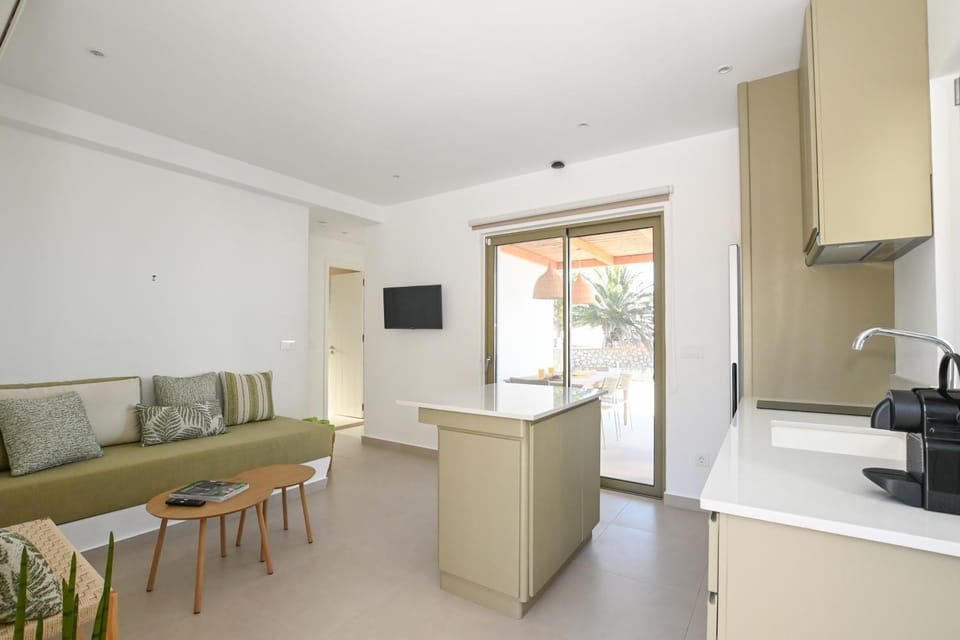 TV and multimedia, Coffee/tea facilities, Kitchen or kitchenette, Living room, Seating area, Dining area, oven, stove