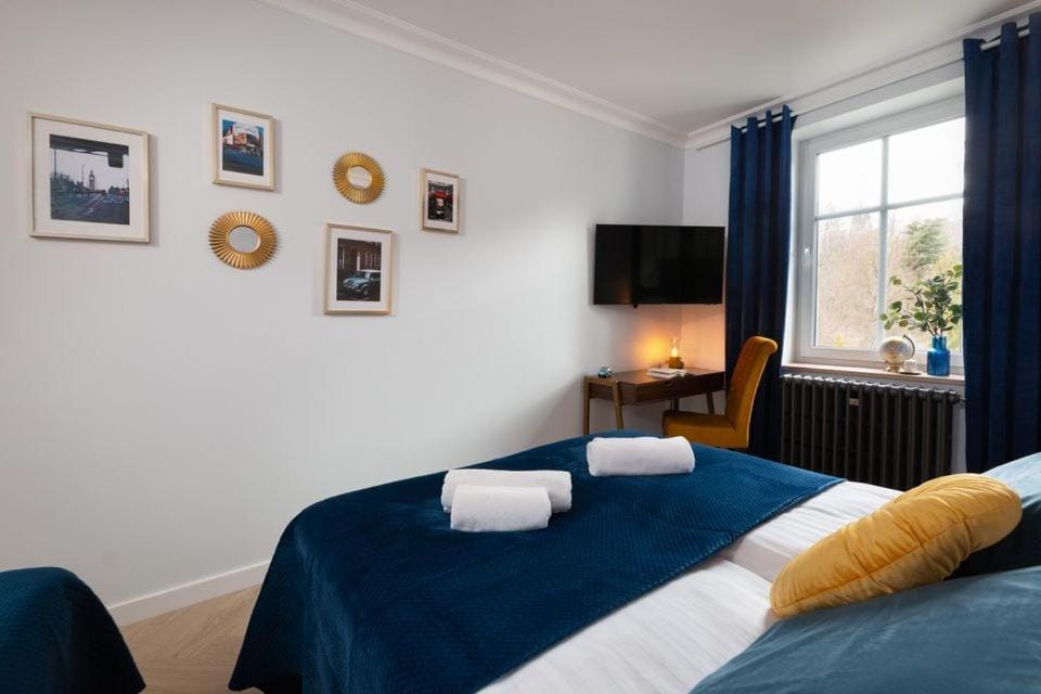 Bed, TV and multimedia, Photo of the whole room, Bedroom, towels