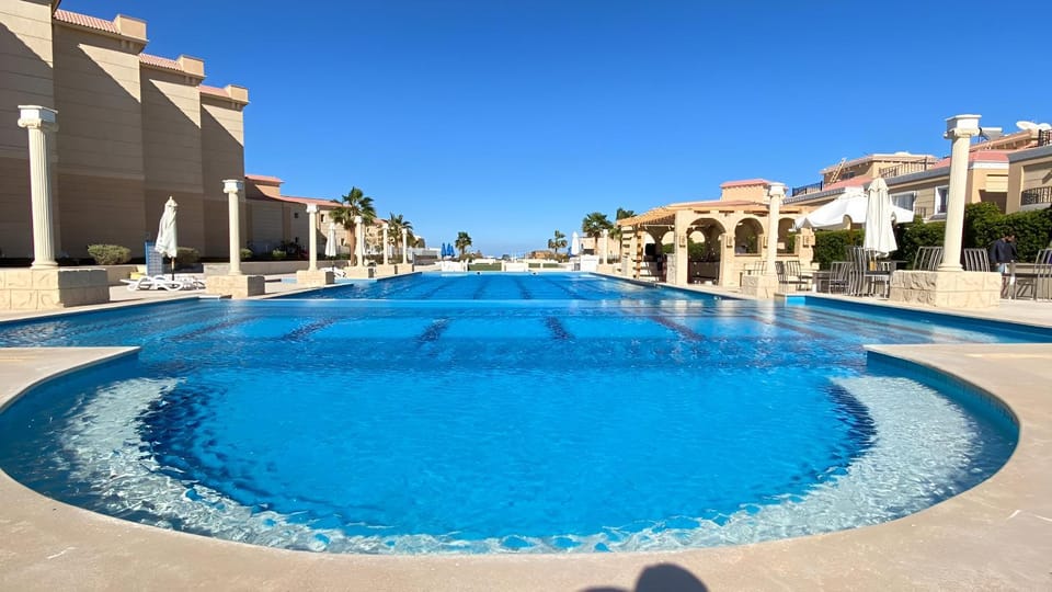 Property building, Day, Pool view, Swimming pool, Swimming pool, sunbed