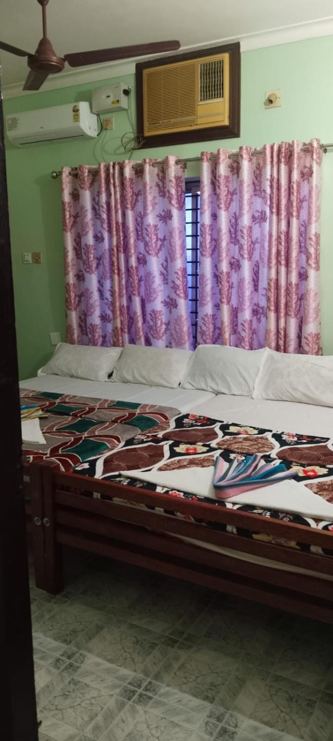 Bed, Photo of the whole room, Bedroom, air conditioner
