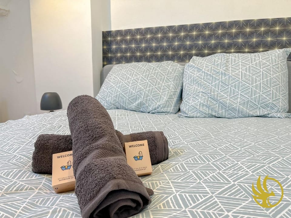 Bed, Photo of the whole room, Bedroom, towels
