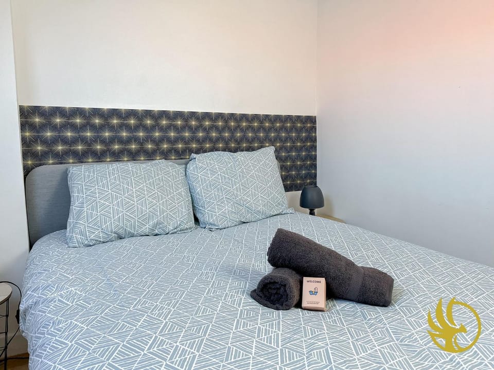 Bed, Photo of the whole room, Bedroom, towels