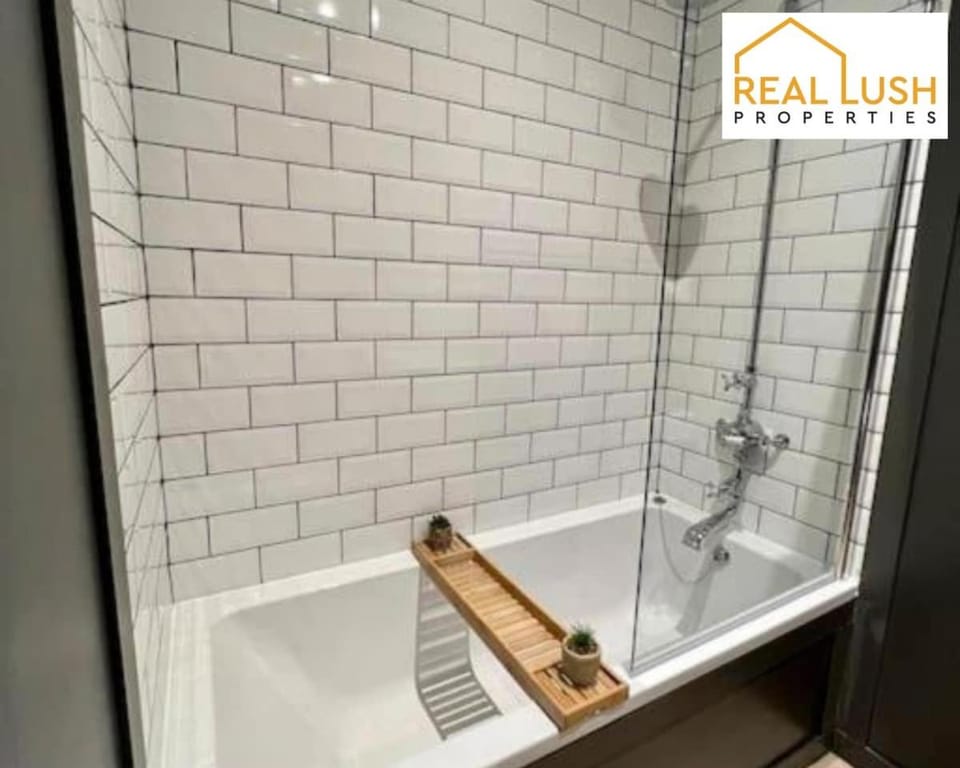 4BDR 3 Bath Home for Families, Contractors, City Centre, Free Parking House in Burton upon Trent