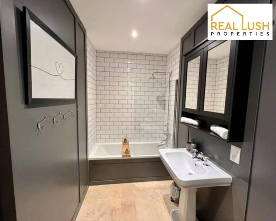 4BDR 3 Bath Home for Families, Contractors, City Centre, Free Parking House in Burton upon Trent