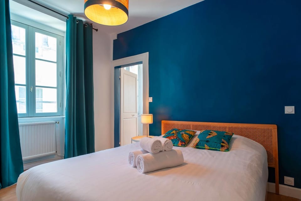 Photo of the whole room, Bedroom
