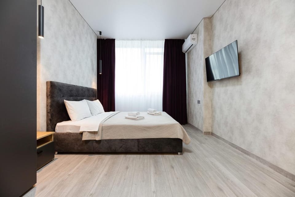 Bed, TV and multimedia, Photo of the whole room, Bedroom, towels