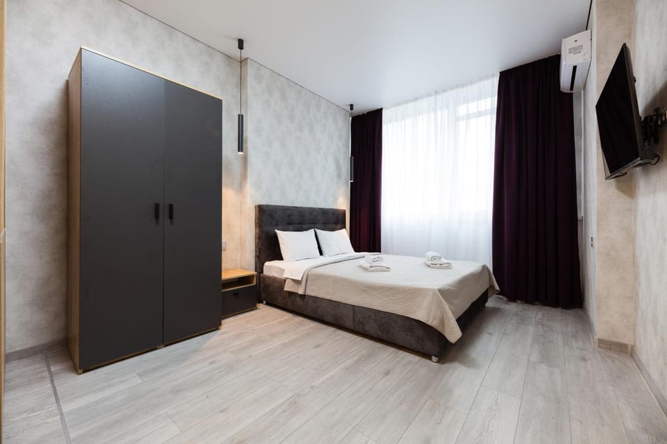 Bed, TV and multimedia, Photo of the whole room, Bedroom, towels, wardrobe