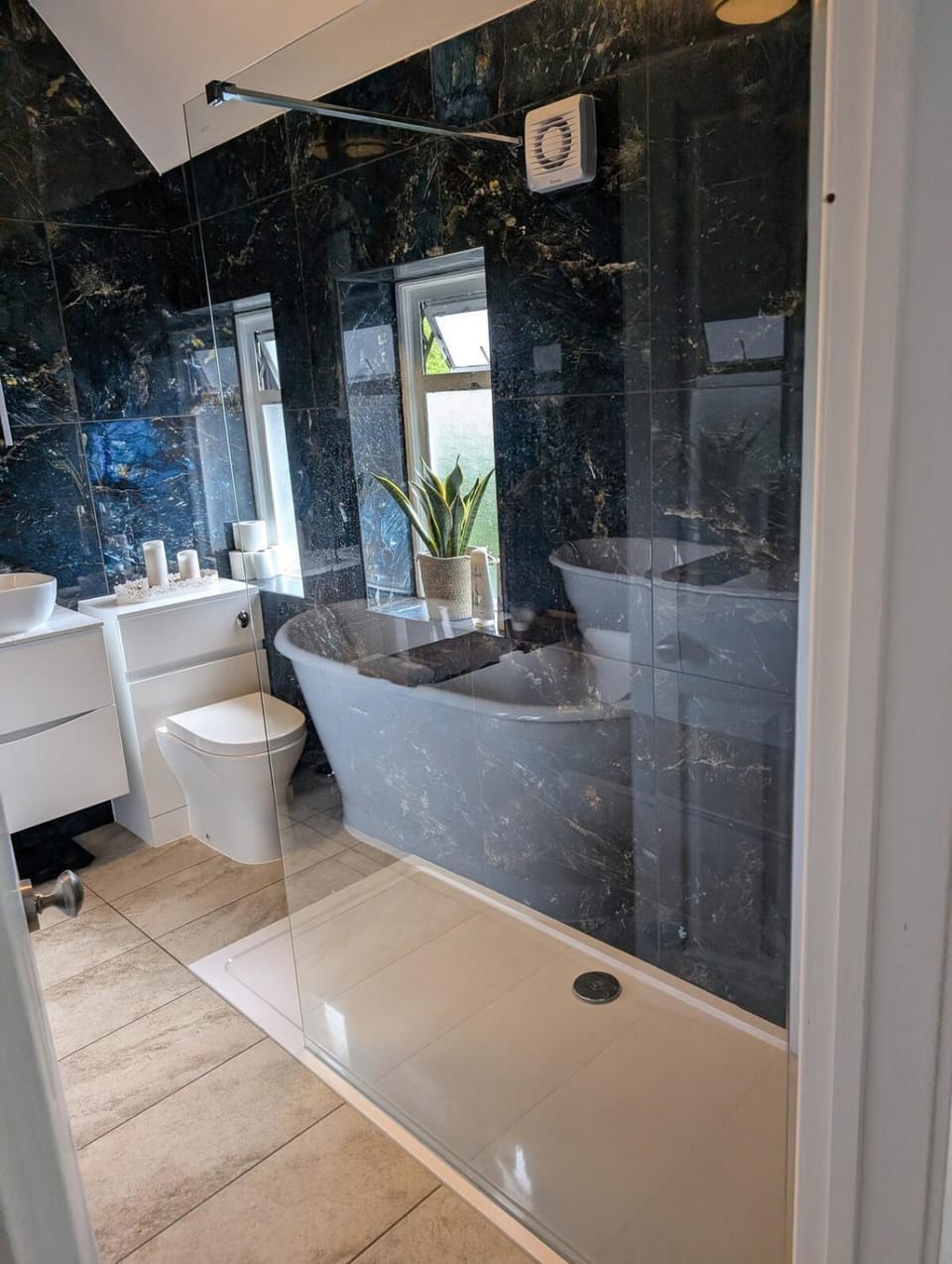 Luxury 3 bed house with off road parking for 2 cars, garden, 10 minutes from city-centre Apartment in Liverpool