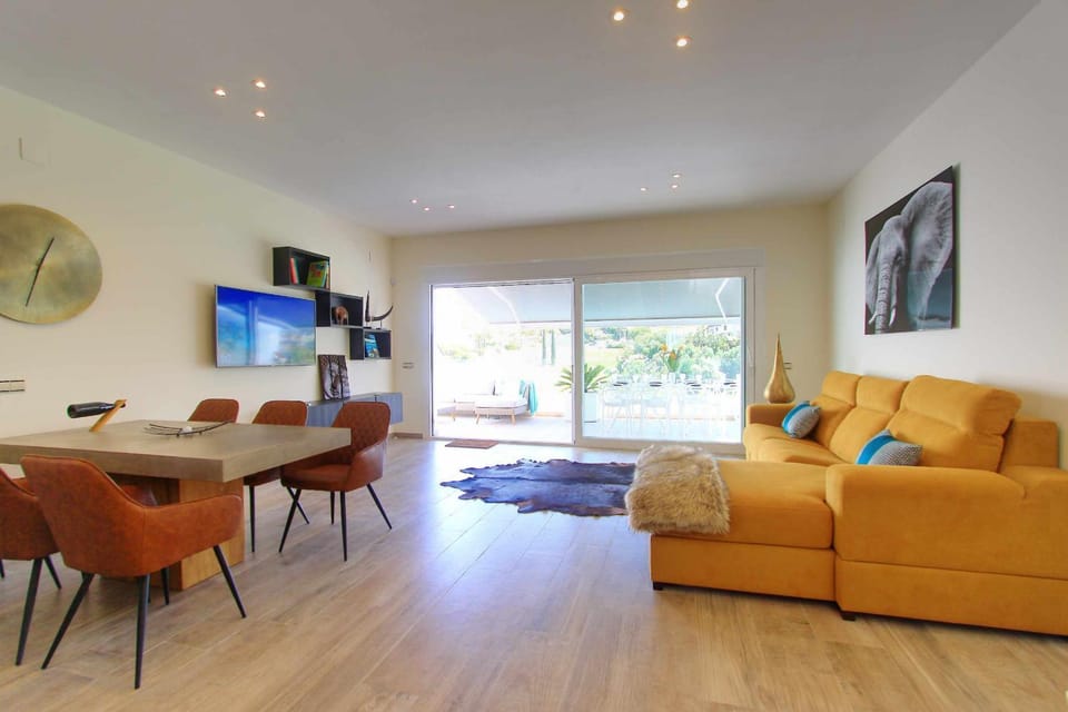 Communal lounge/ TV room, Living room