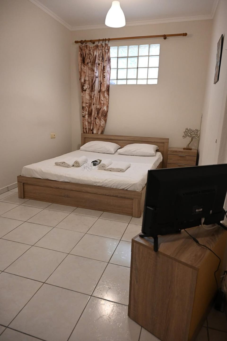 Bed, TV and multimedia, Bedroom, towels