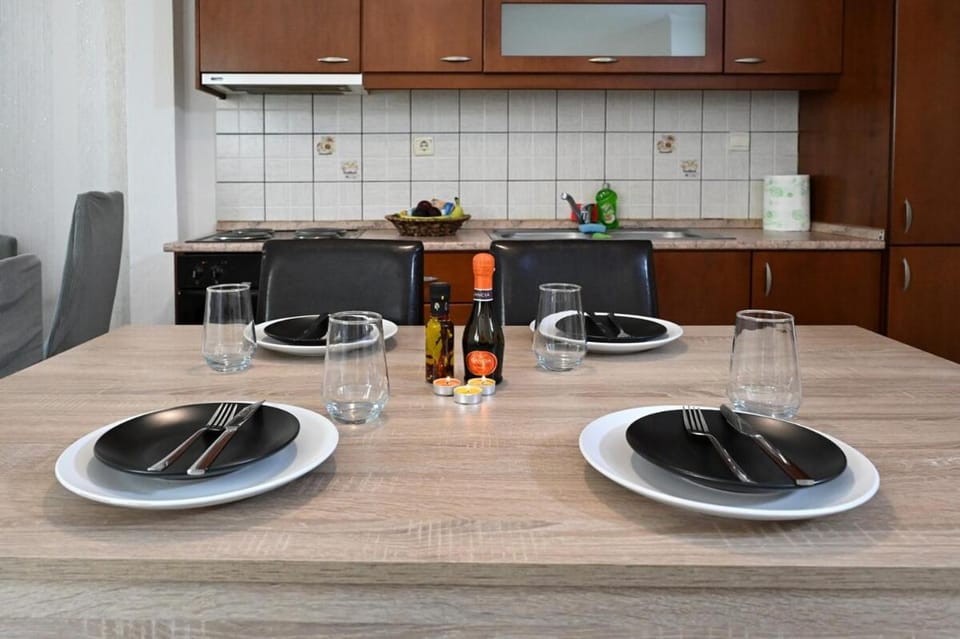 Kitchen or kitchenette, Dining area, stove