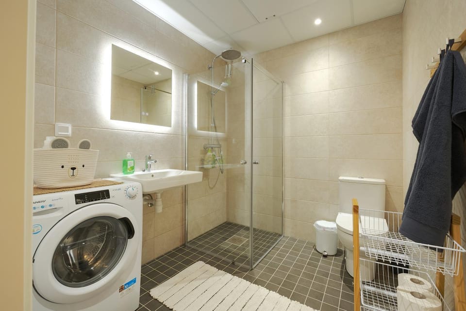 Shower, Toilet, Bathroom, towels, washing machine