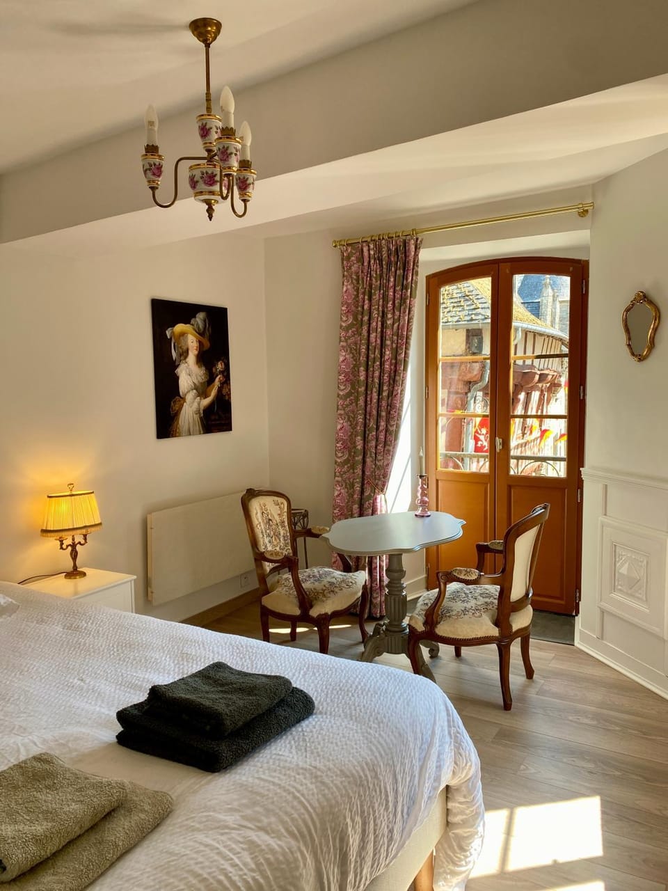 Bed, Photo of the whole room, Seating area, Bedroom