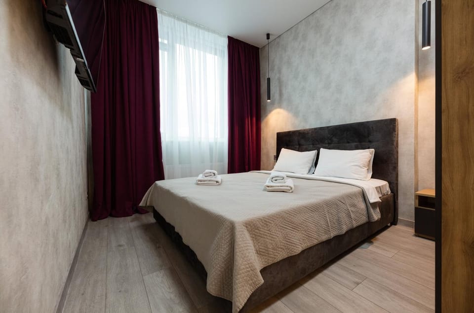 Bed, TV and multimedia, Photo of the whole room, Bedroom, towels