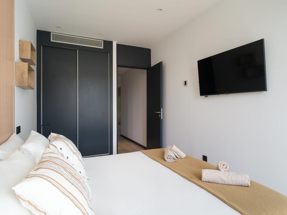 Bed, TV and multimedia, Bedroom, towels, wardrobe, air conditioner