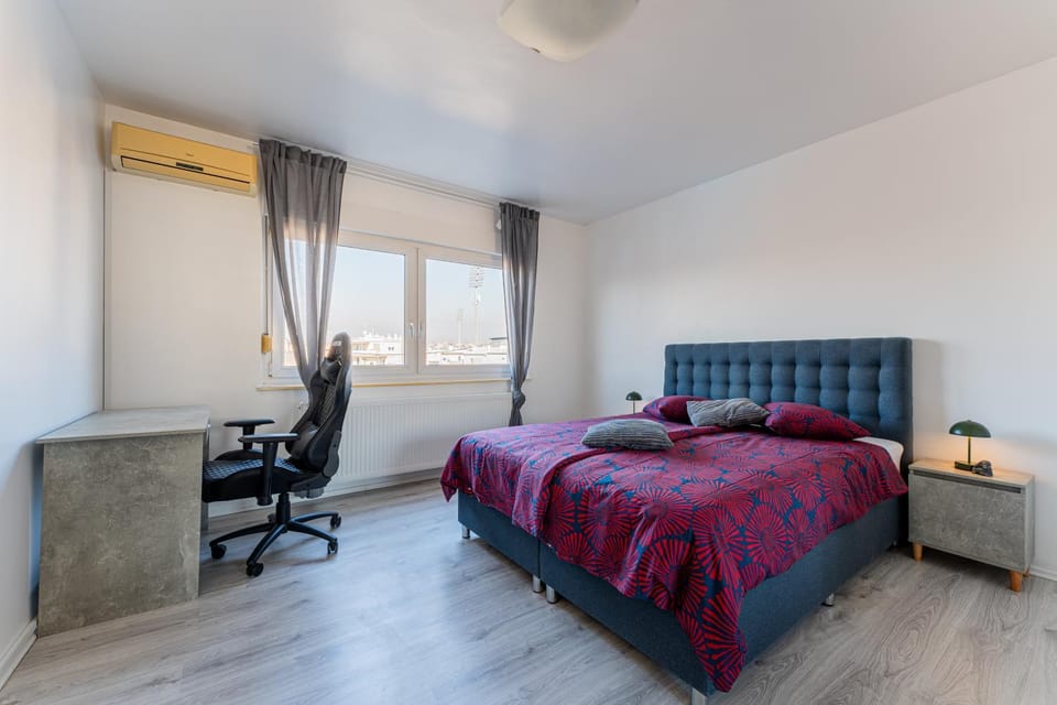 Bed, Photo of the whole room, Seating area, Bedroom, air conditioner