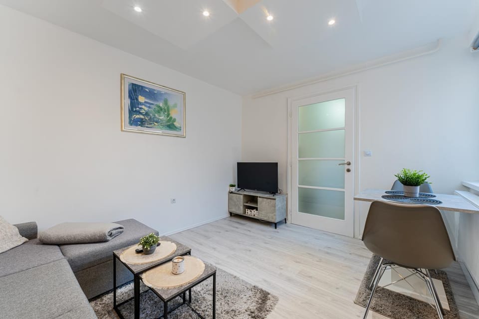 Facade/entrance, TV and multimedia, Living room, Seating area, Dining area