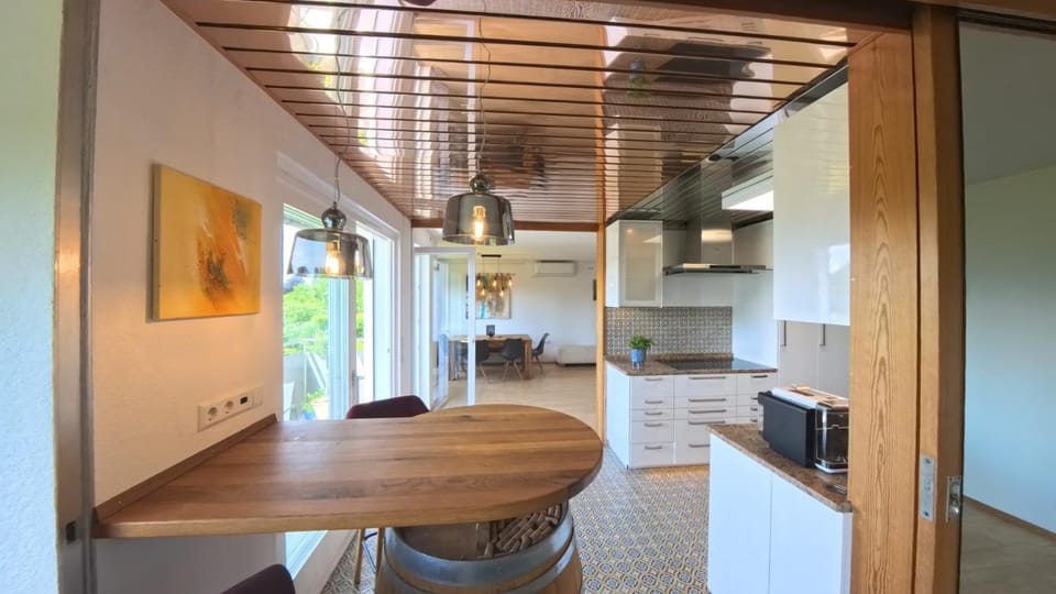 Kitchen or kitchenette, Seating area, stove