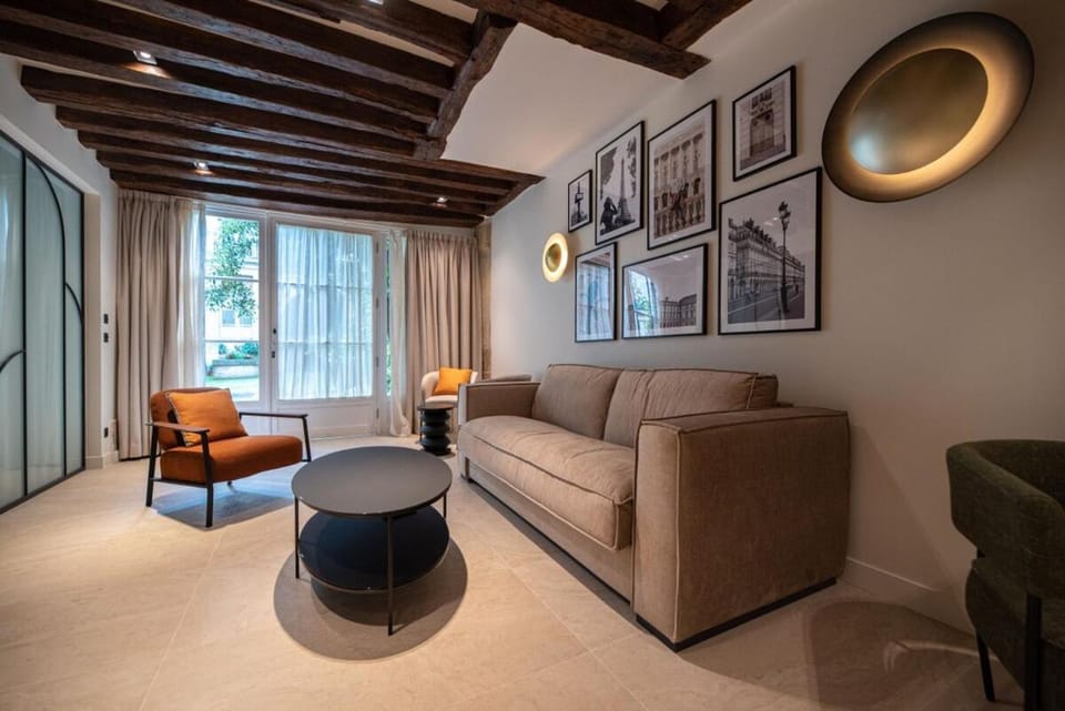 Luxury and élégance Place des Vosges Apartment in Paris