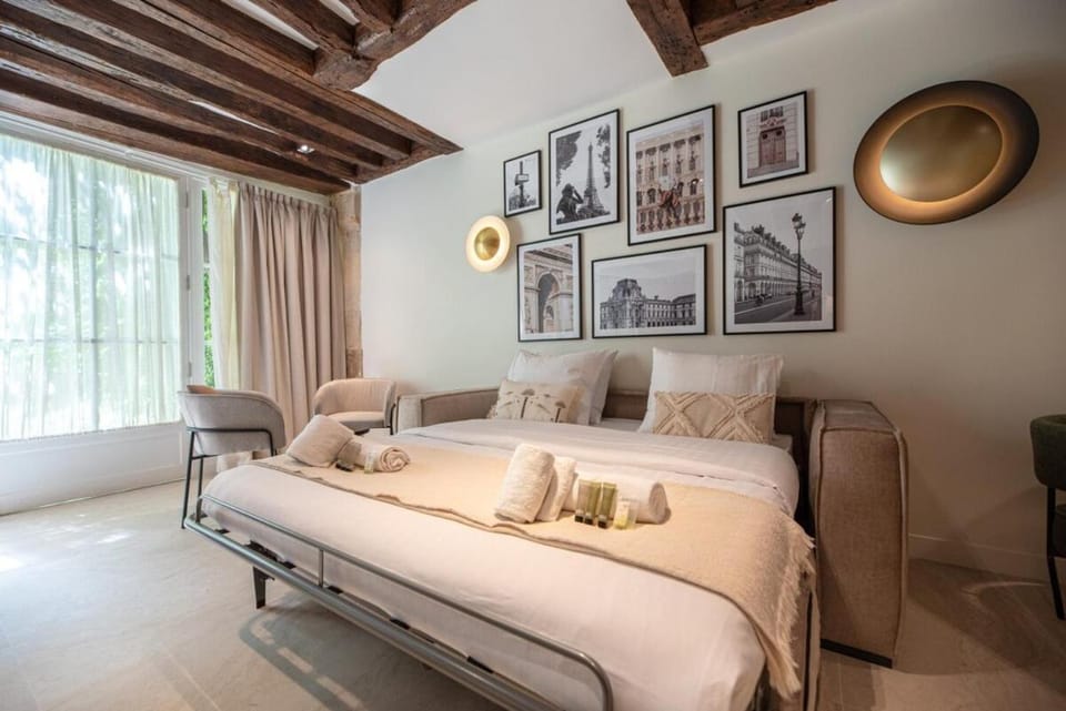 Luxury and élégance Place des Vosges Apartment in Paris