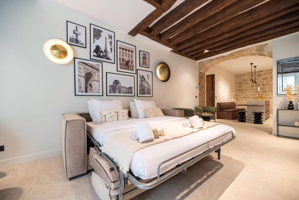 Luxury and élégance Place des Vosges Apartment in Paris