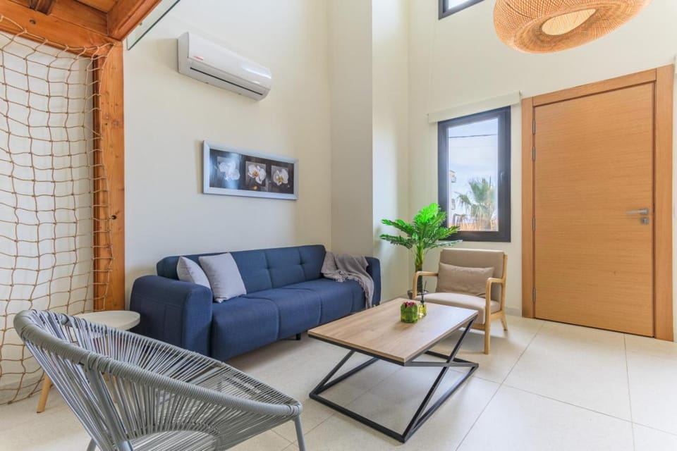 TV and multimedia, Living room, Seating area, air conditioner