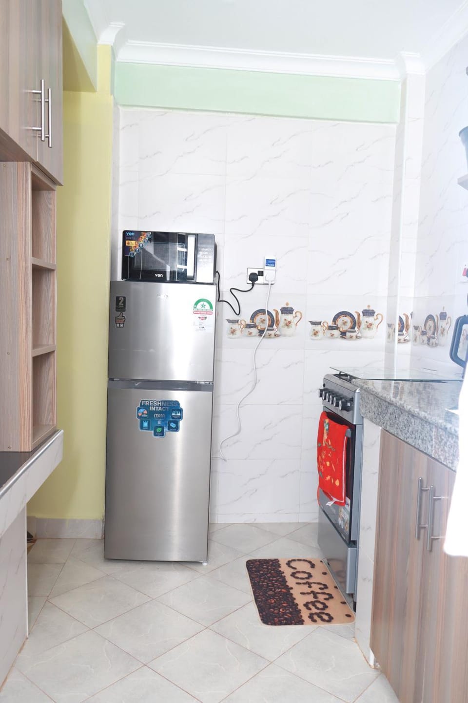 Kitchen or kitchenette, minibar, oven