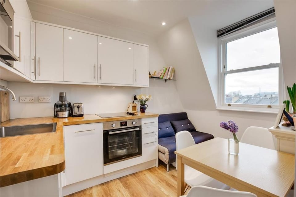 Coffee/tea facilities, Kitchen or kitchenette, Seating area, Dining area, dishwasher, oven, stove, toaster