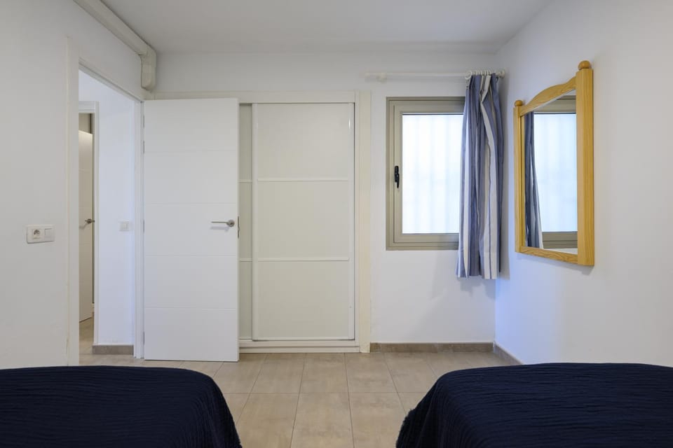 Photo of the whole room, Bedroom, wardrobe