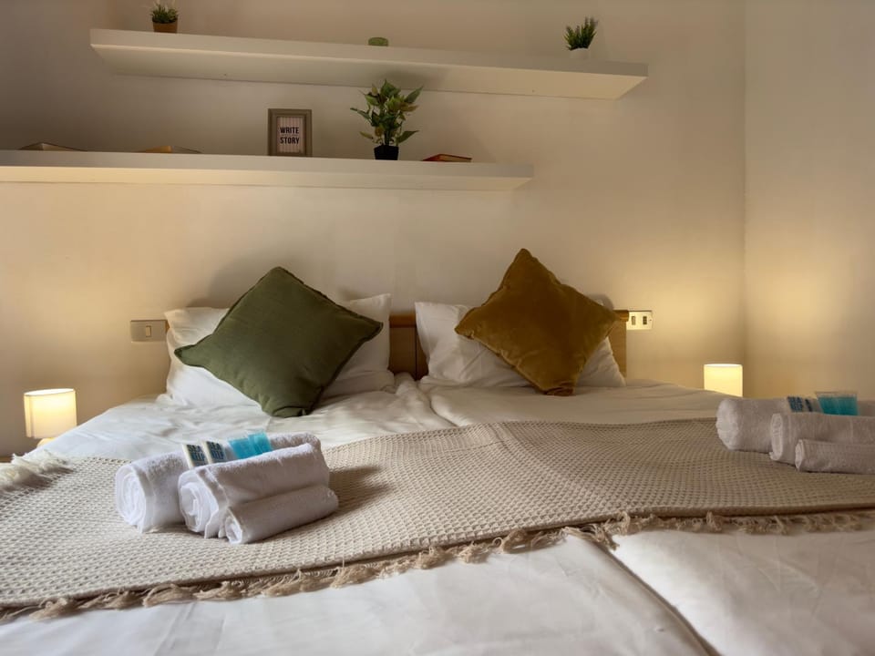 Bed, Photo of the whole room, Bedroom, towels
