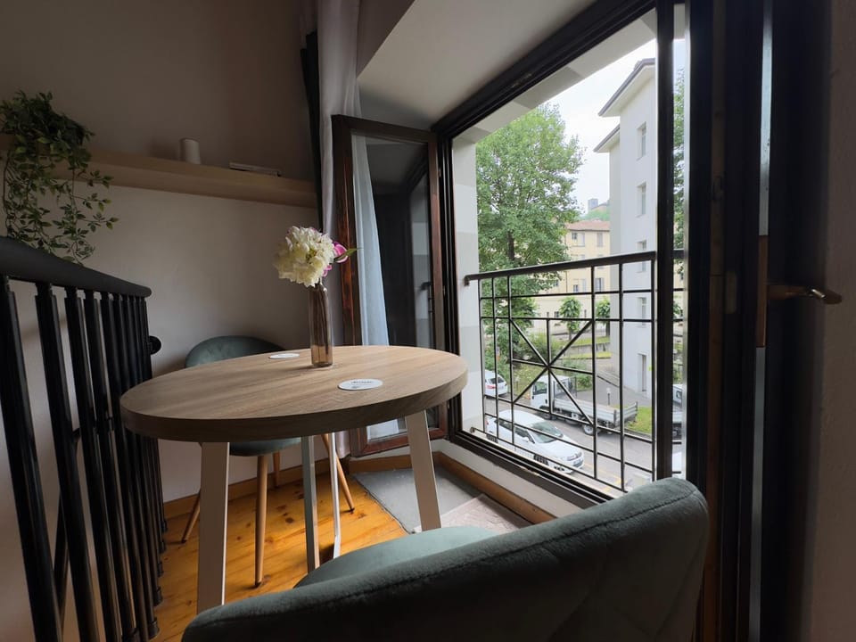 View (from property/room), Balcony/Terrace, Living room, Seating area, Dining area